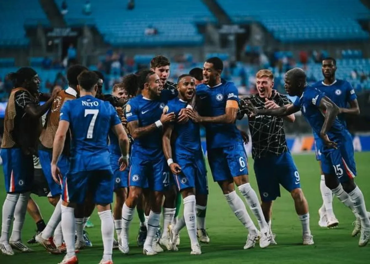 RAYAKAN: Pemain Chelsea rayakan kemenangan usai libas Benfica 4-1 di Piala Dunia Antarklub 2025. (@chelseafc)