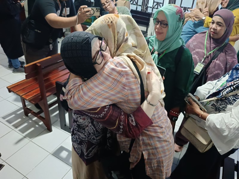 PUTUSAN: Ketua LPRI Kalsel, Syarifah Hayana saat dipeluk para rekannya usai putusan di PN Banjarbaru, Selasa (17/6) lalu.