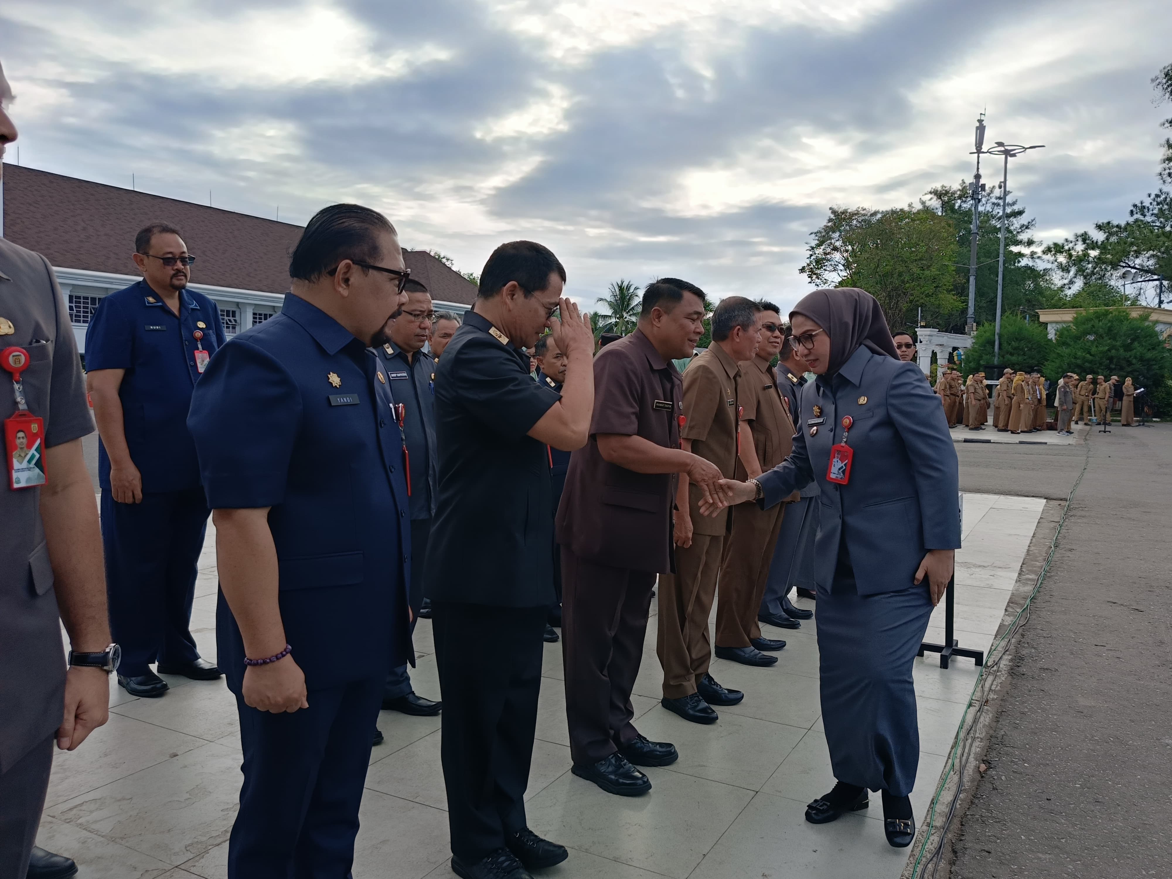 BERSALAMAN: Wali Kota Banjarbaru Erna Lisa Halaby usai memimpin apel pagi perdananya (SHEILA FARAZELA/RADAR BANJARMASIN)