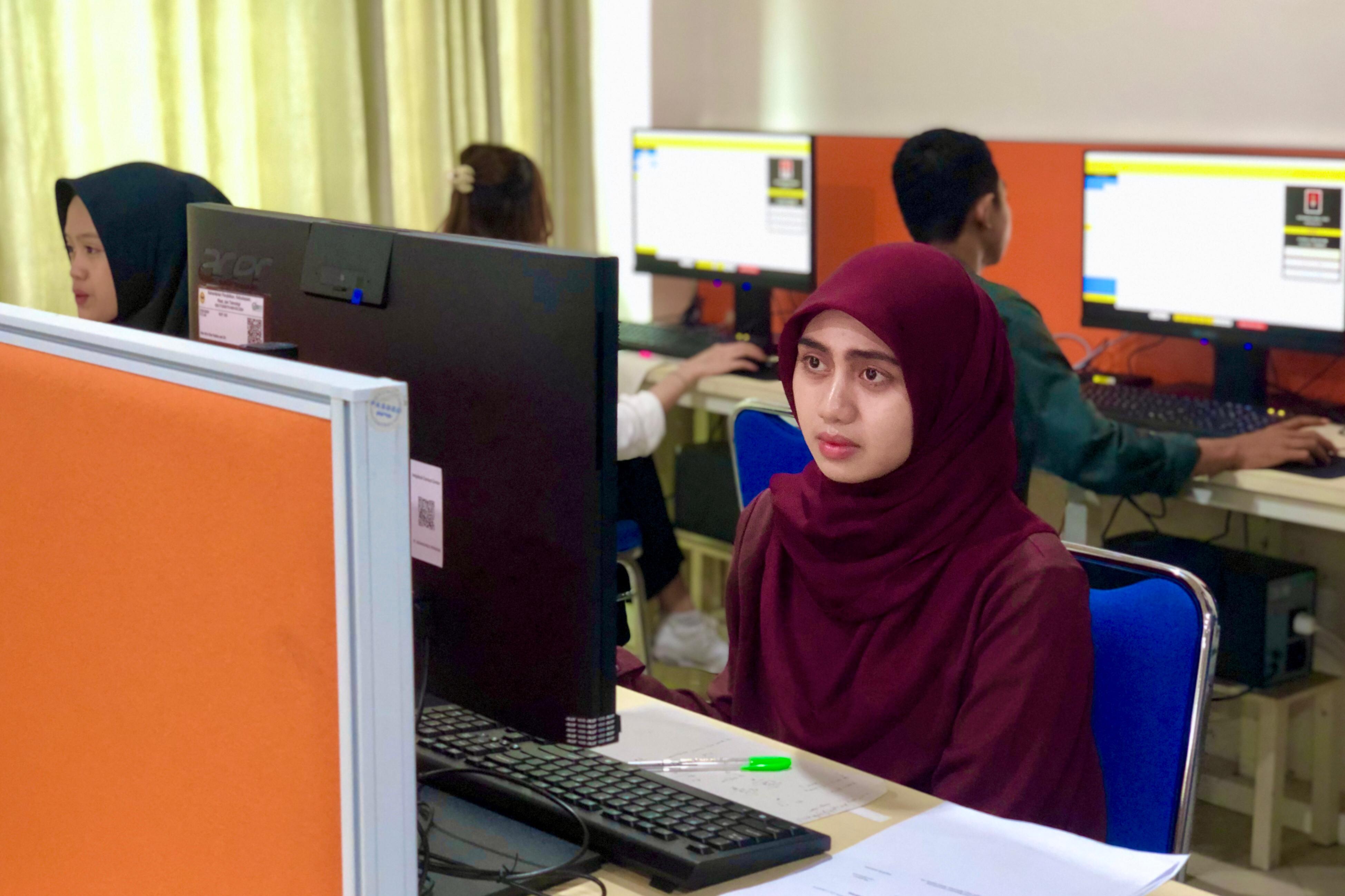 UJIAN:Peserta tes UTMBK seleksi mandiri ULM sesi pertama tengah mengerjakan soal ujian, Senin (30/6/2025).(Foto-foto:Tia Lalita Novitri/Radar Banjarmasin)
