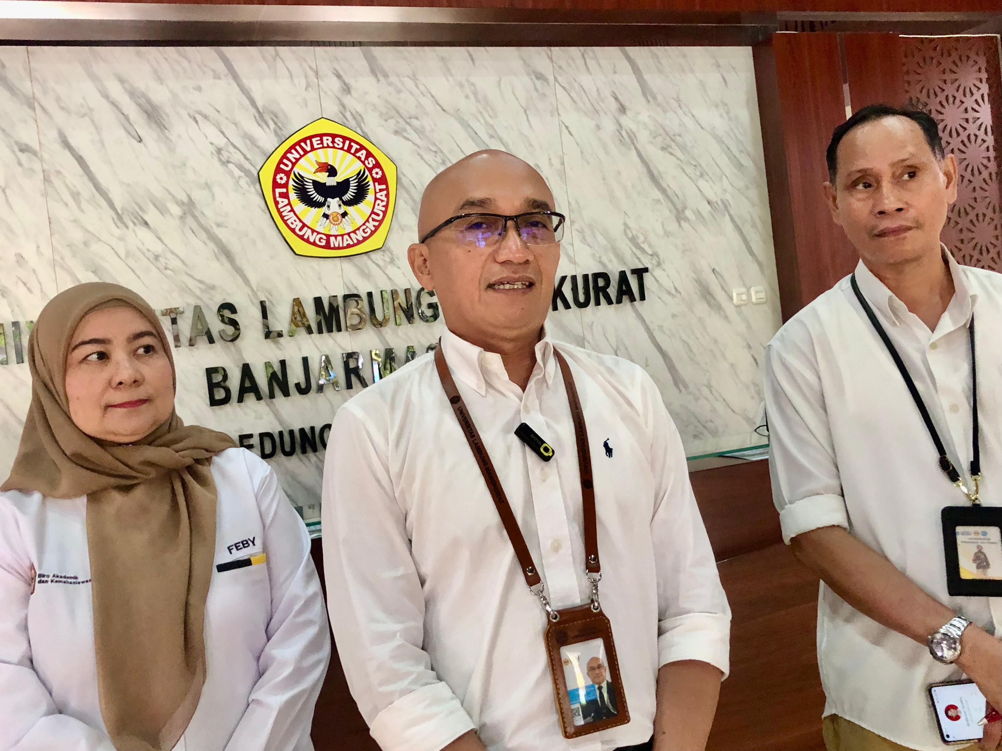 WAWACARA: Wakil Rektor I Bidang Akademik ULM, Iwan Aflanie dalam sesi wawancara terkait UTMBK ULM.