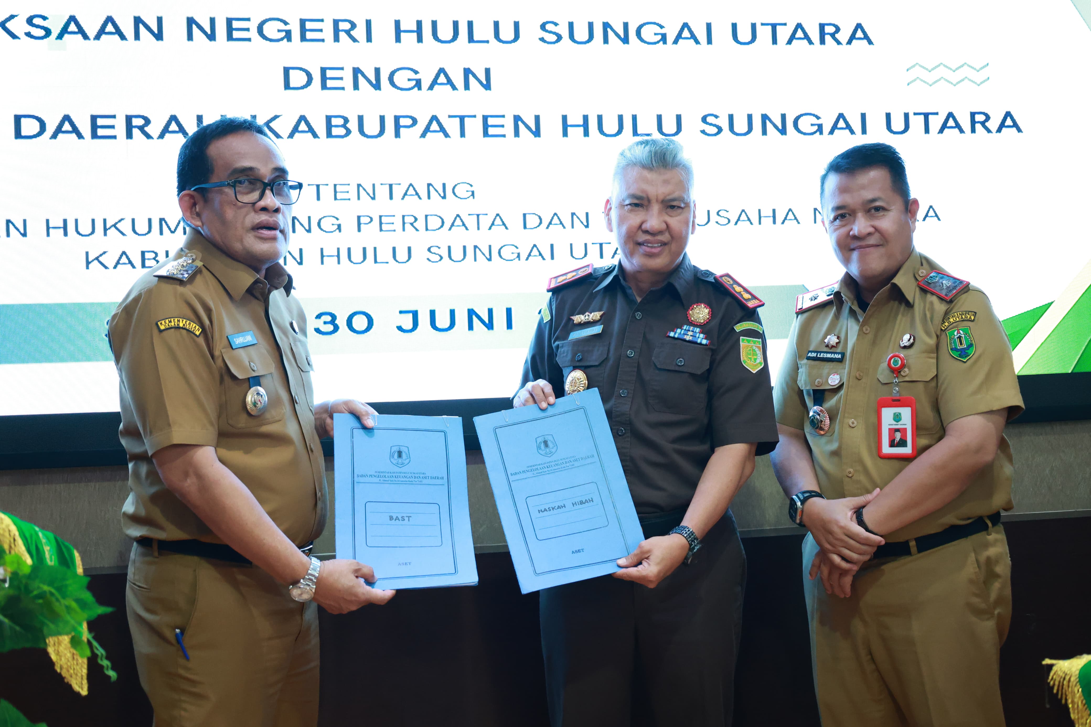 KOMITMEN:Bupati Kabupaten HSU, H Sahrujani dan Kajari HSU, Agustiawan Umar, serta Sekda HSU Adi Lesmana, foto bersama usai penandatanganan MoU di Aula Kajari HSU, Senin (30/6/2025).(Foto:M Akbar)
