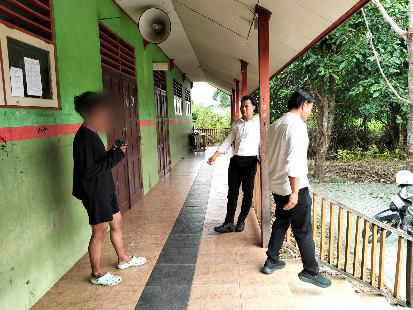 BERCERITA: UW, salah seorang saksi mata menuturkan kronologi kejadian tragis di SMPN 35 Banjarmasin, Ahad (29/6) dini hari. (RIYAD DAFHI RIZKI/RADAR BANJARMASIN)