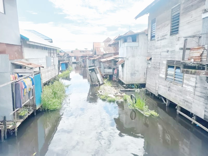 DISOROT: Sejumlah bangunan berdiri di atas aliran sungai di Kelayan Banjarmasin. (Foto: Riyad Dafhi Rizki/Radar Banjarmasin)