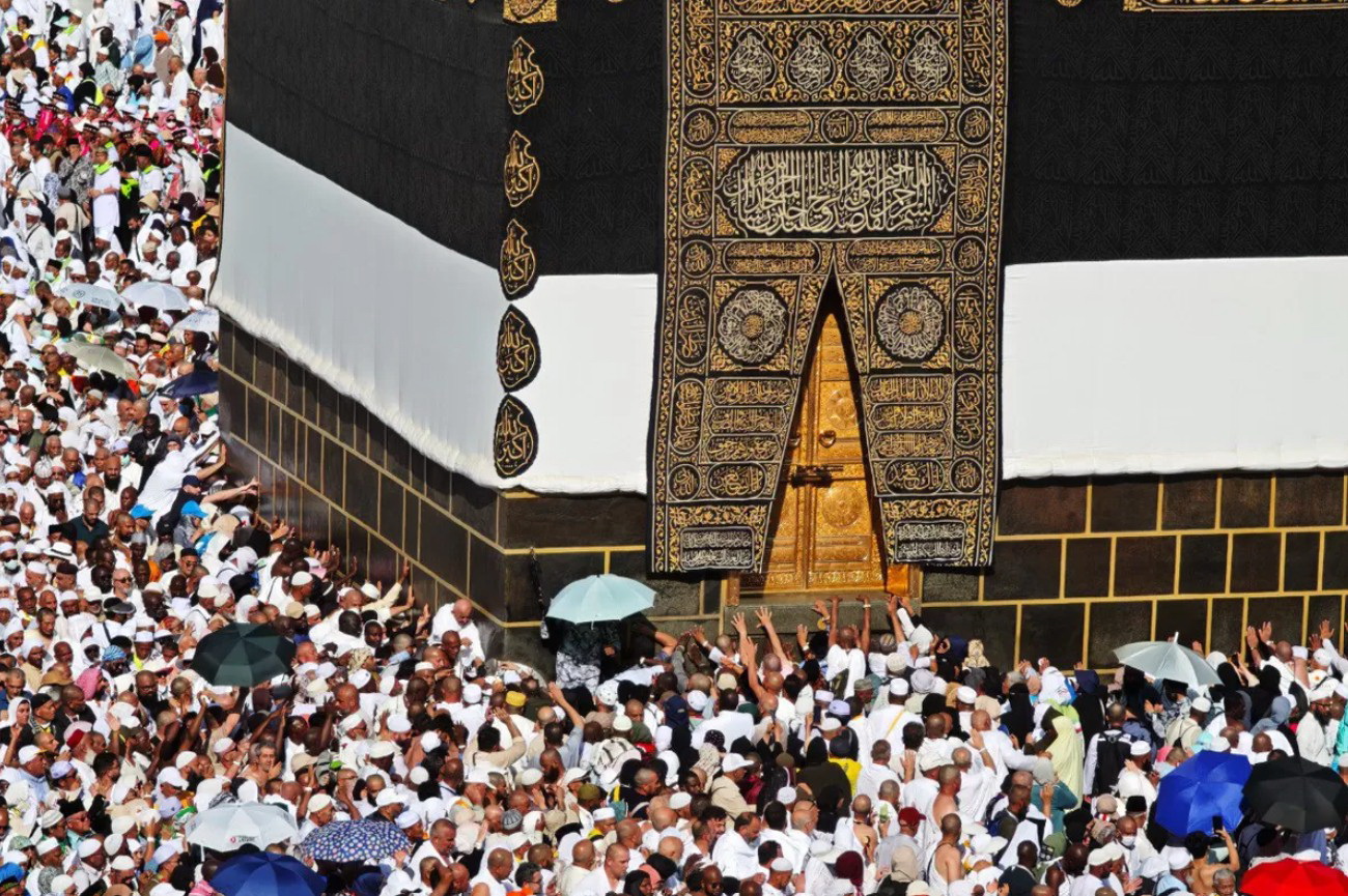 TAWAF PERPISAHAN: Jemaah haji dari berbagai daerah saat melaksanakan tawaf wada dengan mengelilingi Kakbah sebanyak tujuh kali. (MCH 2025)