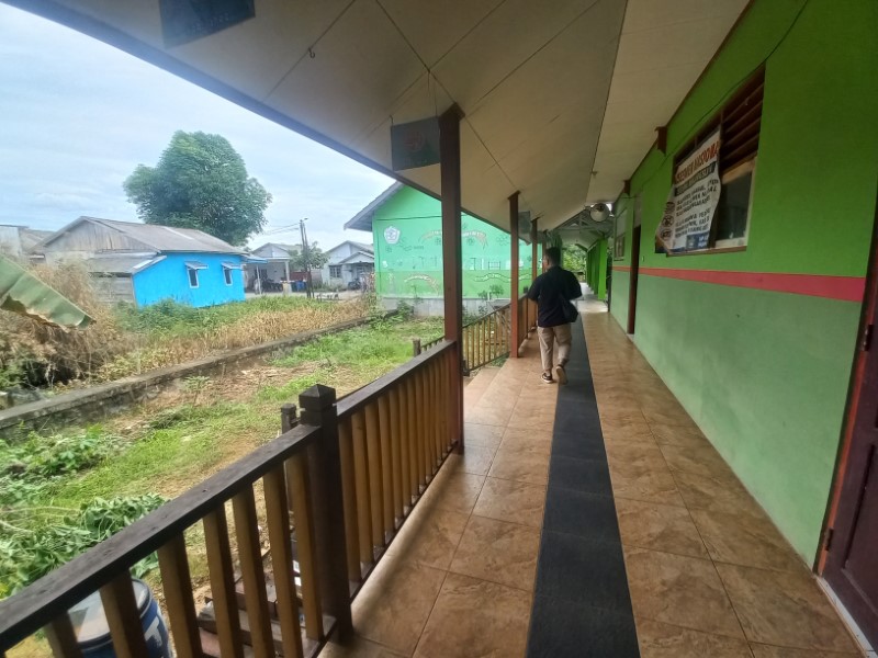 LINGKUNGAN SEKOLAH: SMPN 35 Banjarmasin berada di Kompleks Bawang Merah, Sungai Andai, Banjarmasin Utara.