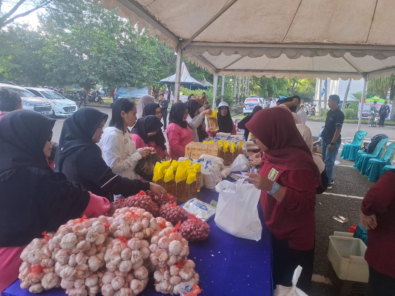 PASAR MURAH : Diskop UKM Tabalong menggelar pasar murah di Bhayangkara ke 79 di halaman Pendopo Bersinar Kelurahan Pembataan, Kecamatan Murung Pudak, Kabupaten Tabalong.  (Foto : Diskop UKM Perindag T