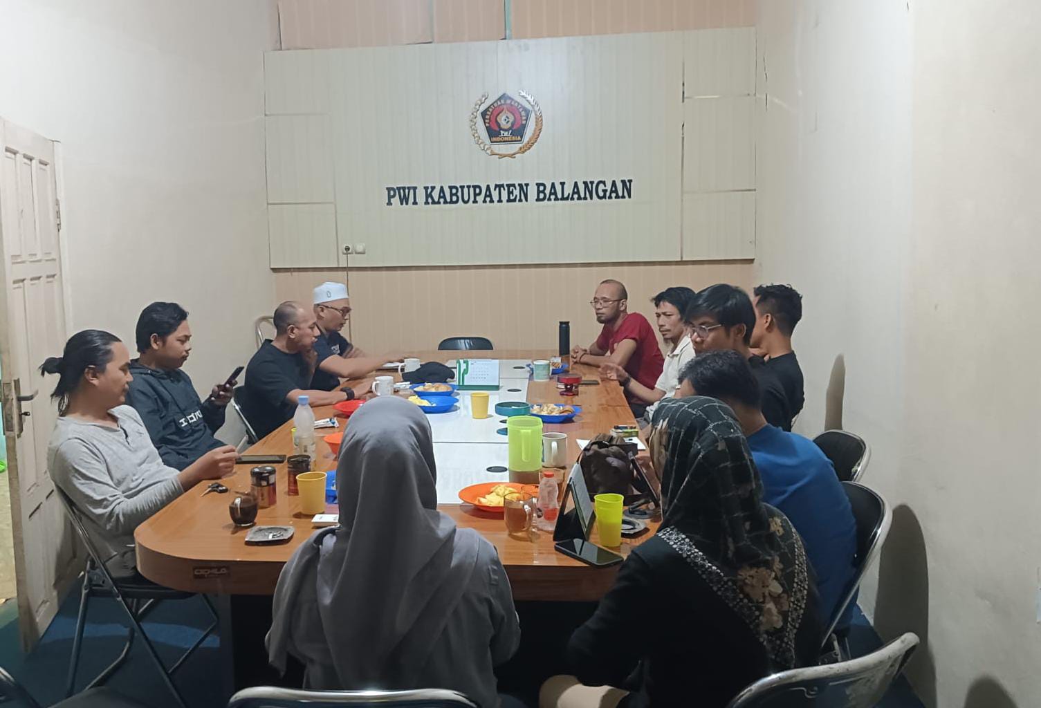 ALOT:Pengurus PWI Kabupaten Balangan saat menggelar rapat pembentukan panitia Konfercab di Aula Kantor PWI Balangan, beberapa waktu lalu.(Foto:M Dirga/Radar Banjarmasin)