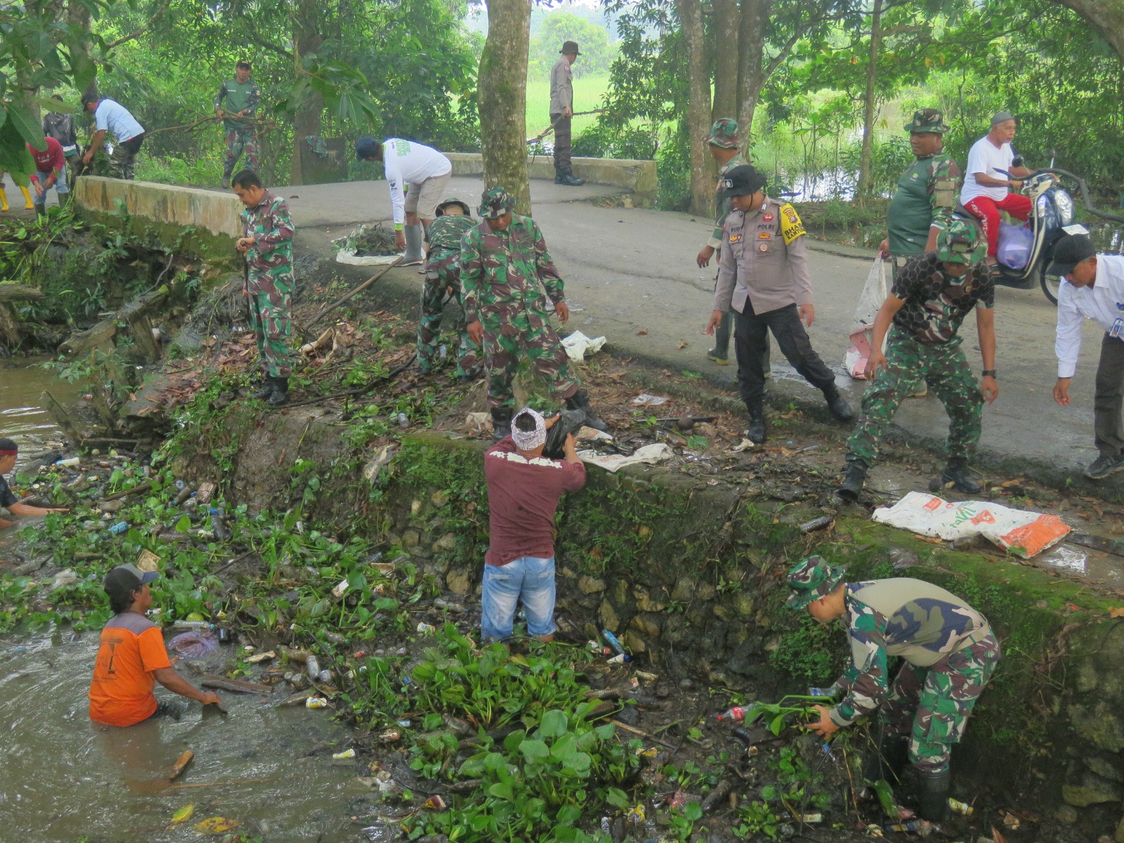 KOLABORASI: Prajurit dari Kodim 1010 Tapin bersama  masyarakat bersih-bersih sungai di Kecamatan Tapin Utara.