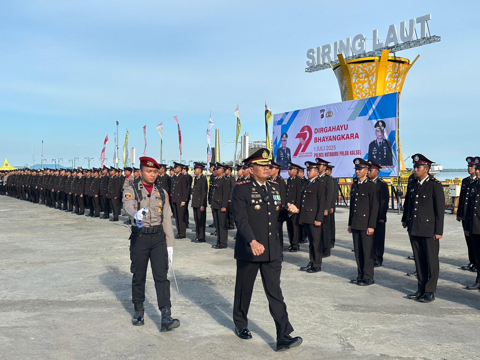 KHIDMAT: Polres Kotabaru memperingati Hari Bhayangkara  di Siring Laut.
