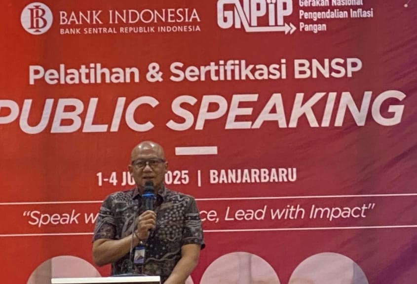 PELATIHAN:Kepala Perwakilan Bank Indonesia Kalimantan Selatan (KPwBI Kalsel), Fadjar Mujardi saat membuka acara pelatihan Public Speaking di Aeris Hotel Banjarbaru, (1/7/2025).(Foto:Raudah Anisya)