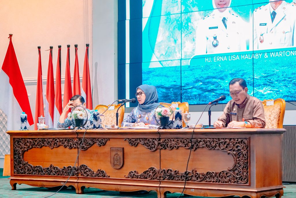 PIMPIN RAPAT:Wali Kota dan Wakil Wali Kota Banjarbaru, Hj Erna Lisa Halaby dan Wartono, serta Pj Sekda Banjarbaru pimpin Rakor SKPD Pemkot Banjarbaru bulan Juli.(Foto:MC Banjarbaru)