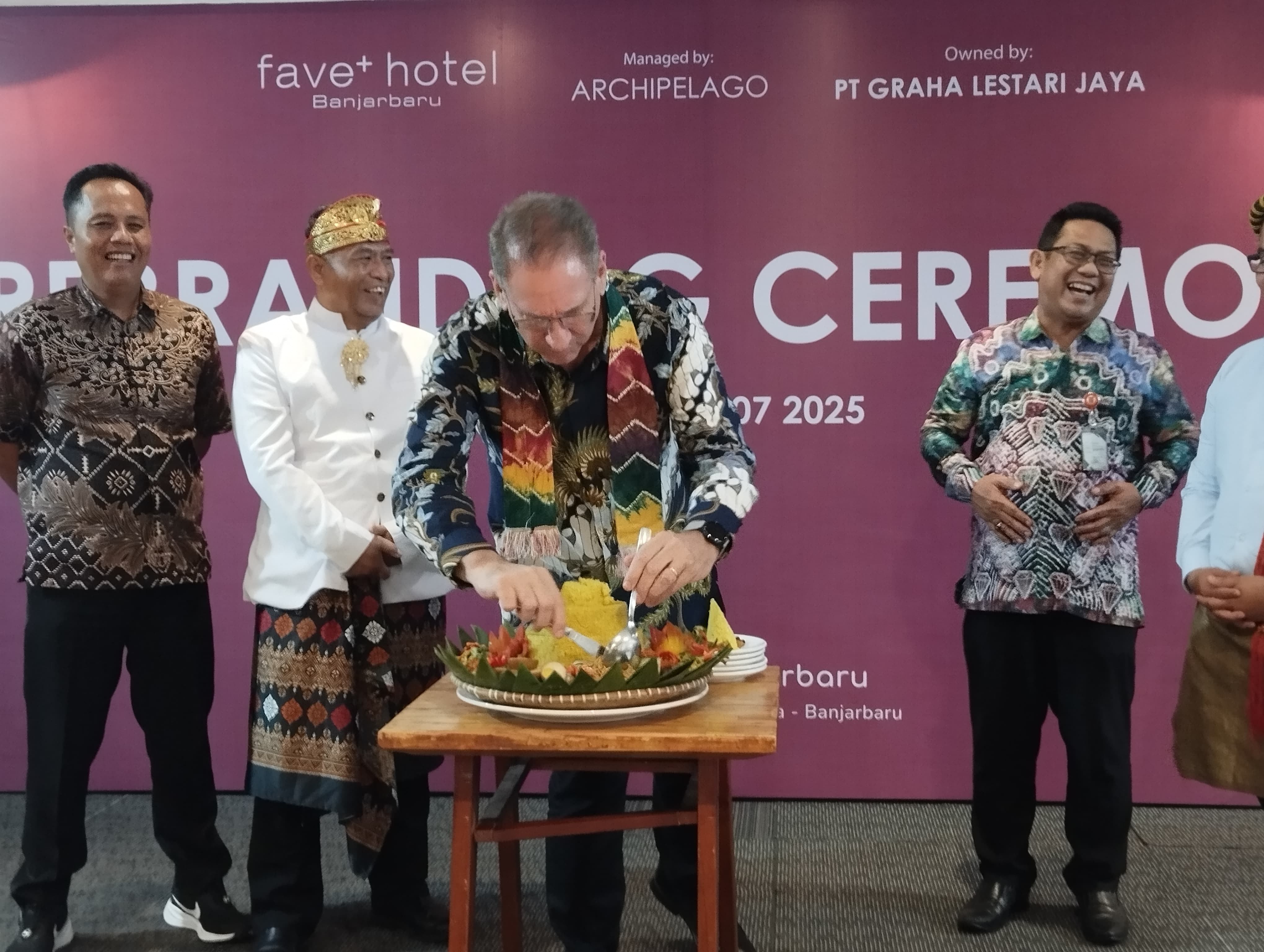 POTONG TUMPENG:Senior Vice President Operations Archipelago International, Winston Hanes memotong tumpeng sebagai simbolisasi rebranding Fave Hotel menjadi Fave+ Hotel Banjarbaru, Selasa (1/7/2025).