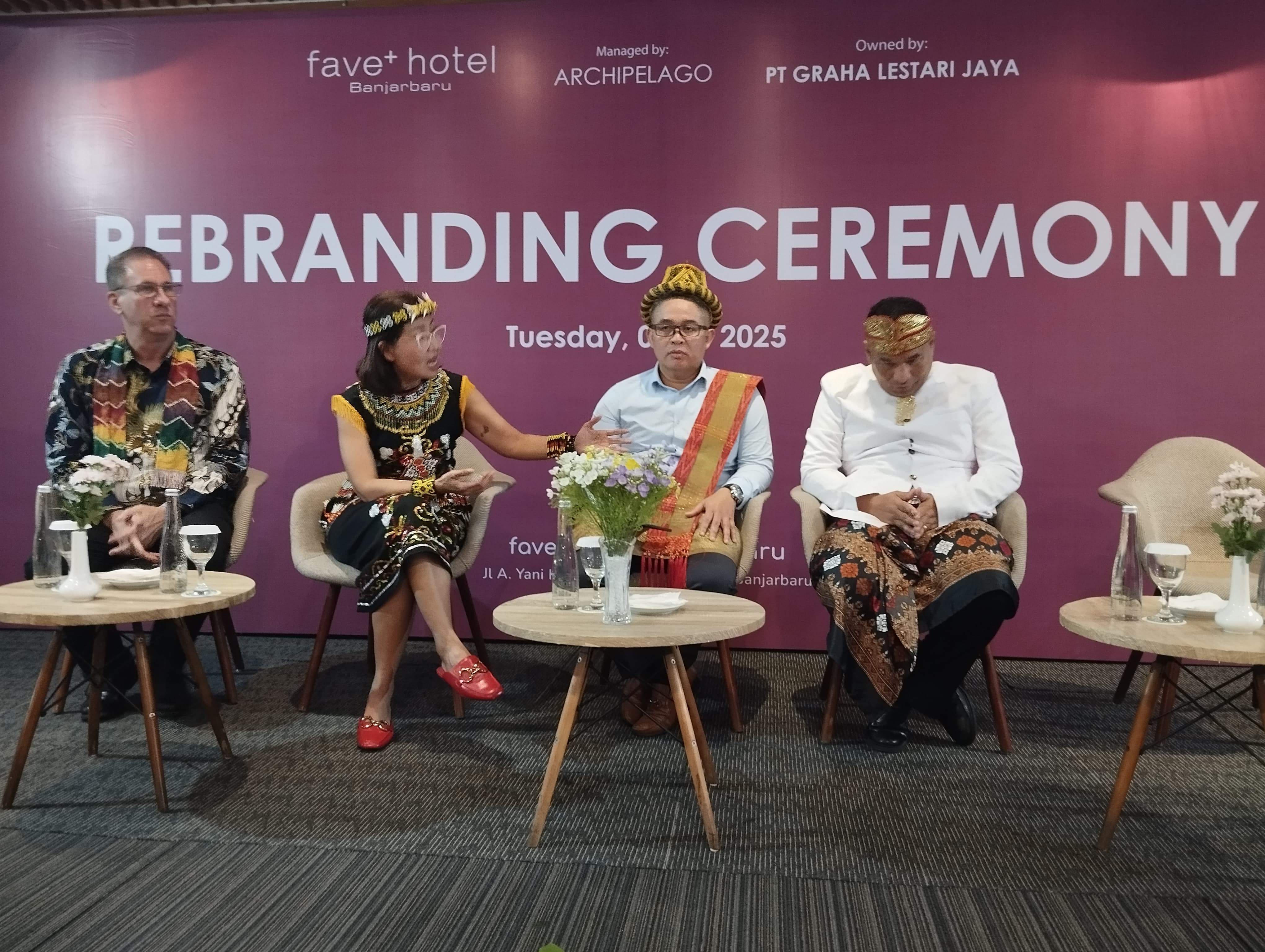 BERKELAS:Jajaran manajemen Archipelago International dan Fave+ Hotel Banjarbaru memaparkan konsep baru hotel dalam acara Rebranding Ceremony, Selasa (1/7/2025).