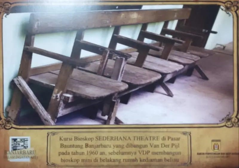 DARI KAYU: Kursi penonton di bioskop Sederhana Theater yang sempat diabadikan dalam bentuk foto. (Foto: DEPO ARSIP DARPUSDA&nbsp;BANJARBARU)
