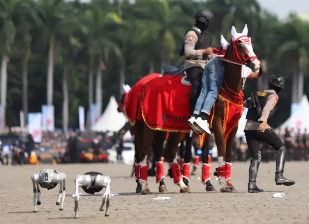 ROBODOG: Robot Humanoid dan K9 milik Polri tampil pada demo aktrasi HUT ke-79 Bhayangkara di kawasan Monas, Jakarta, Selasa (1/7/2025). (Foto: Dery Ridwansah/Jawa Pos)