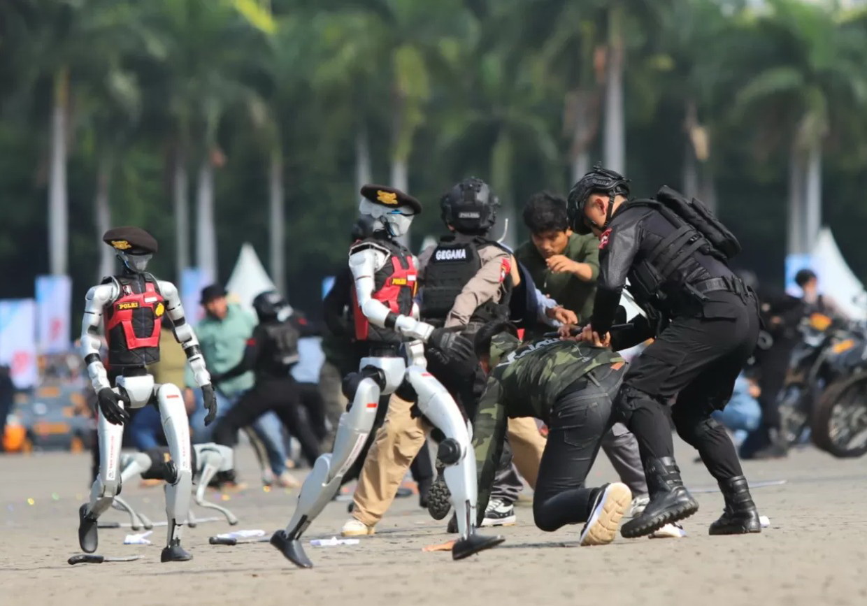 ATRAKSI: Robot Humanoid dan K9 milik Polri tampil pada atraksi HUT ke-79 Bhayangkara di kawasan&nbsp; Monas, Jakarta, Selasa (1/7/2025). (Foto: Dery Ridwansah/Jawa Pos)