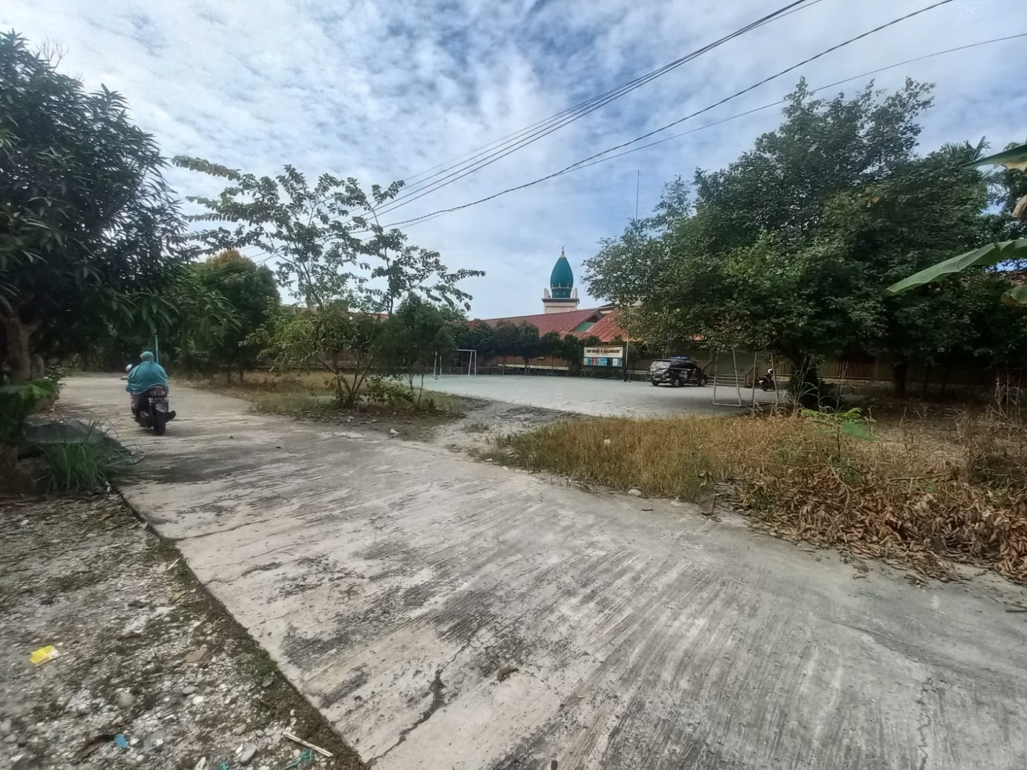 BEBAS KELUAR MASUK: Tanpa pagar yang memadai, lingkungan SMPN 35 Banjarmasin rawan dijadikan lokasi melakukan hal-hal negatif.