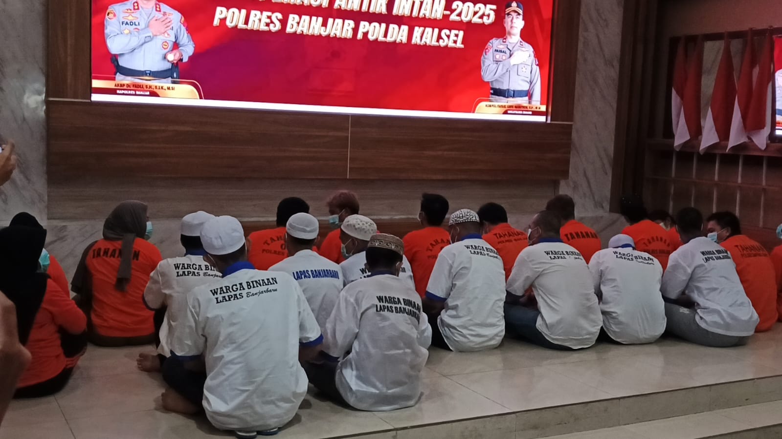 TERSANGKA: Para tersangka kasus narkotika hasil Operasi Antik Intan 2025, termasuk warga binaan Lapas Banjarbaru saat press conference, Rabu (2/7/2025). (FADLAN ZAKIRI/RADAR BANJARMASIN)