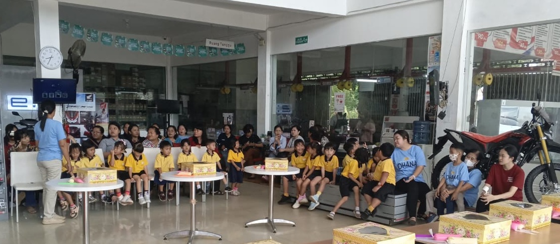 SERU:Kegiatan lomba mewarna kue yang seru di Showroom Trio Motor.(Foto:Trio Motor)