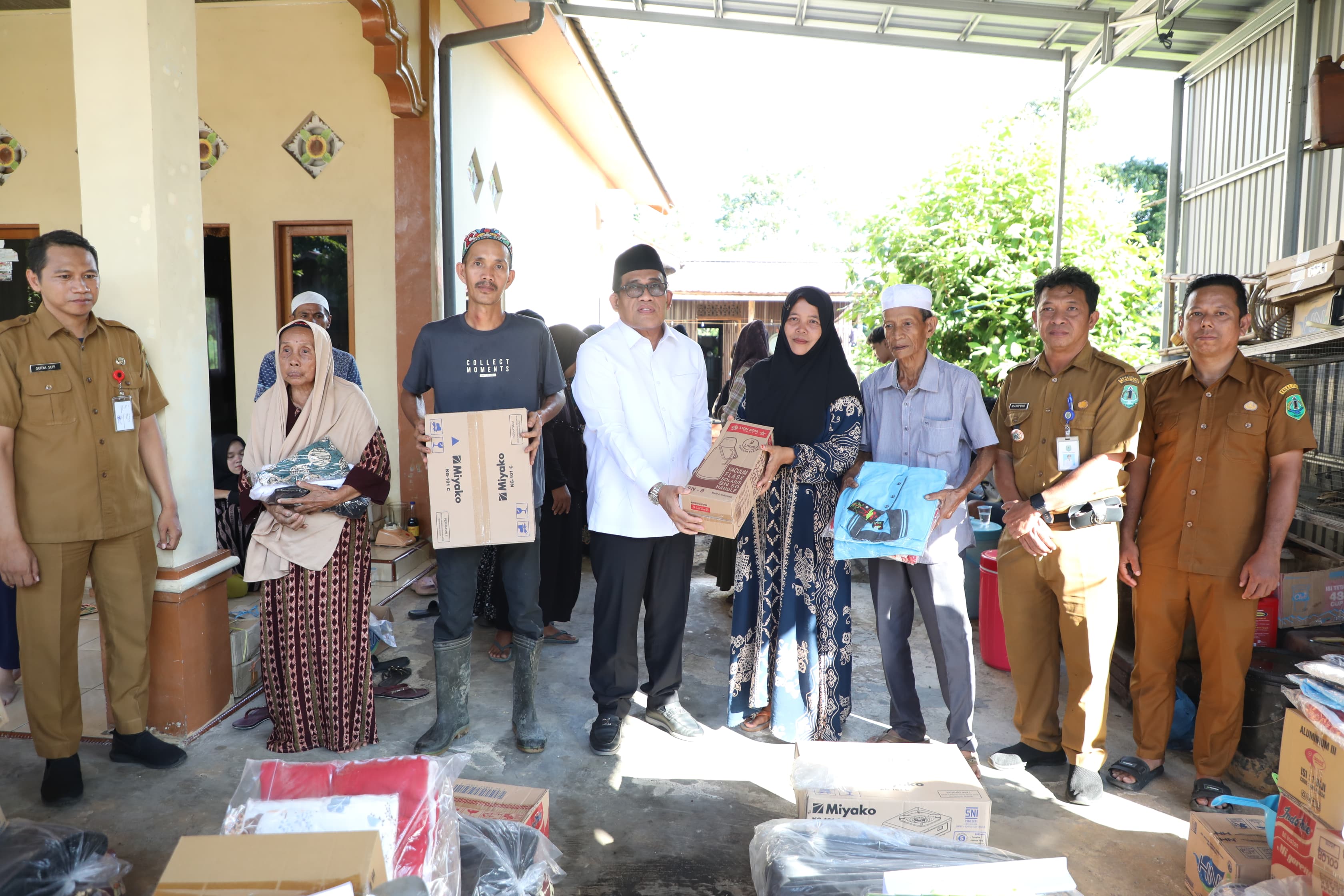 PEDULI:Bupati HSU, H Sahrujani dan pihak Dinas Sosial dan BPBD Kabupaten HSU, menyerahkan bantuan kepada korban kebakaran di empat desa di Kabupaten HSU.