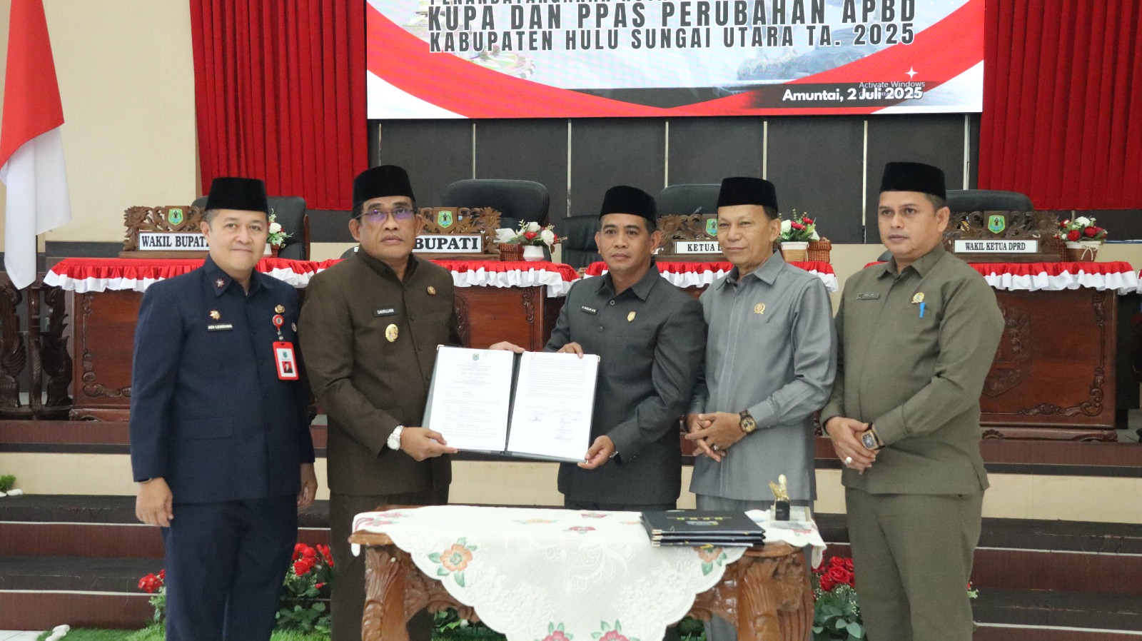 MOMEN:Bupati HSU, H Sahrujani dan Ketua DPRD HSU, H Fadilah menyerahkan berkas pembahasan paripurna Raperda RPJMD untuk disahkan menjadi Perda di Aula Paripurna Dewan HSU, Rabu (2/7/2025).