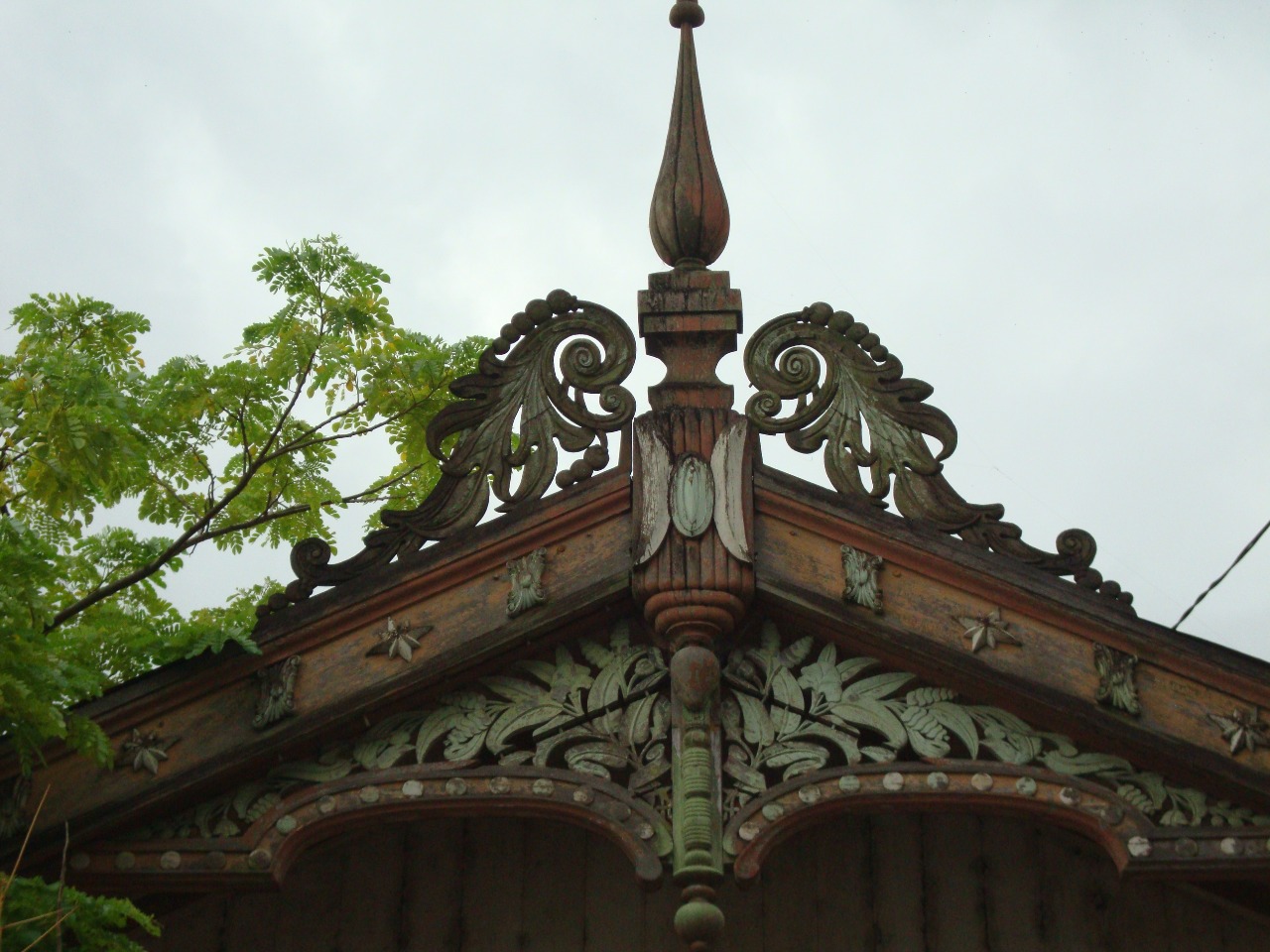 UKIRAN: Pucuk rumah Banjar yang dibuat dengan ornamen seni.