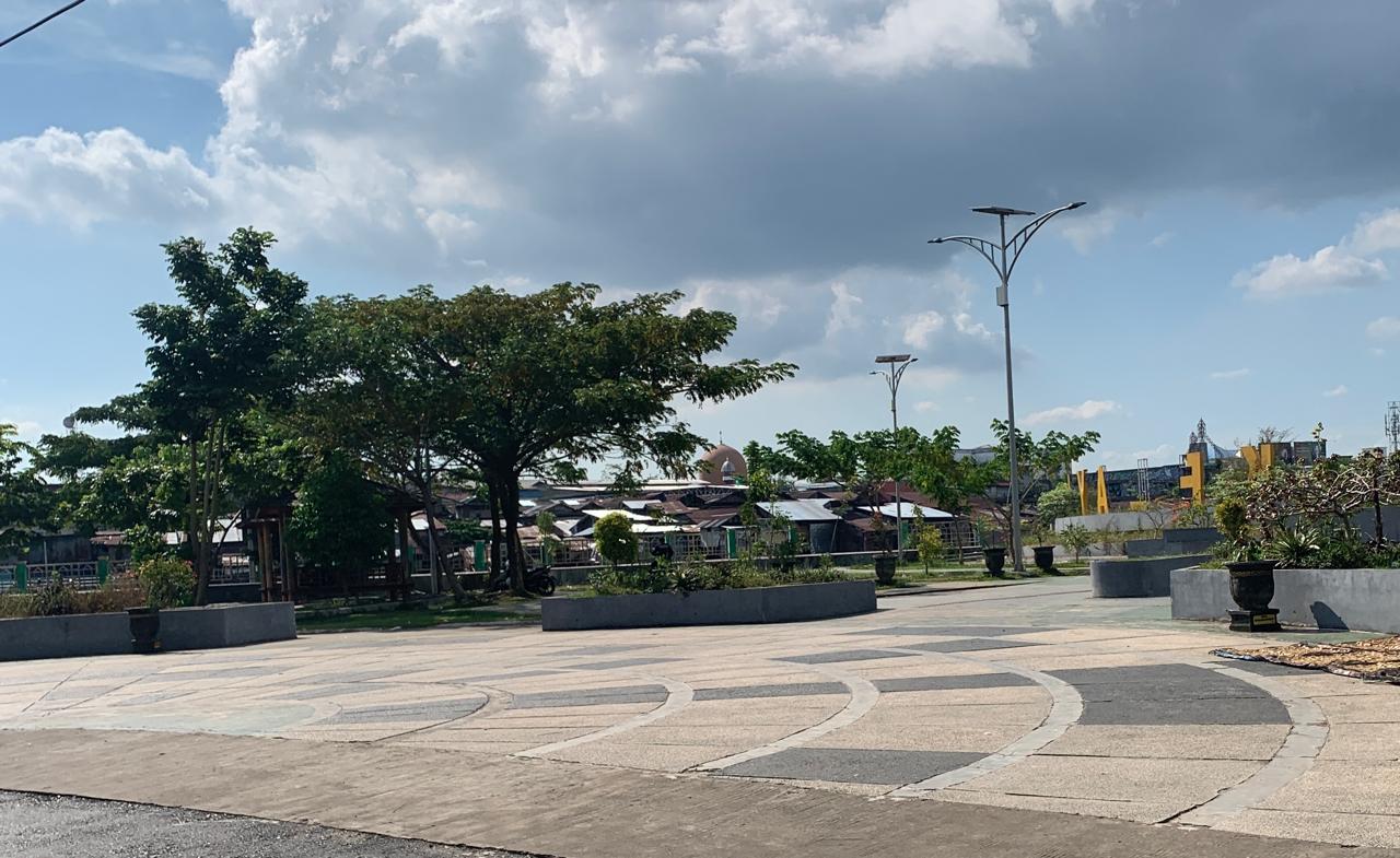 SEPI: Taman Kelayan di Kelayan Barat dibangun sebagai ruang publik yang ramah keluarga dan tempat rekreasi. Namun terganggu aktivitas anak-anak ngelem.(Foto: Endang/Radar Banjarmasin)
