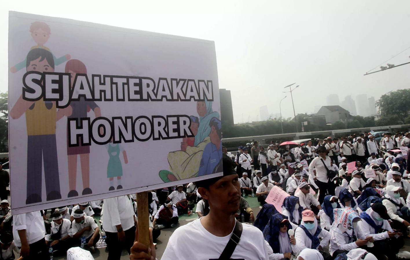 ILUSTRASI: Guru honorer memperjuangkan nasibnya. (Foto: JawaPos)