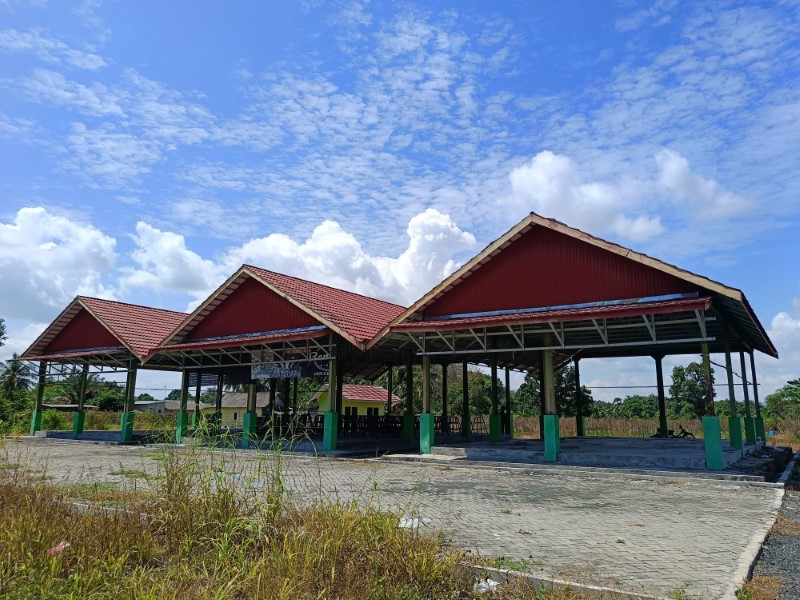 SEPI: Pasar Abadi di Kelurahan Guntung Manggis, Kecamatan Landasan Ulin tampak sepi tanpa ada aktivitas jual beli, Rabu (2/7). (Foto: SHEILA FARAZELA/RADAR BANJARMASIN)