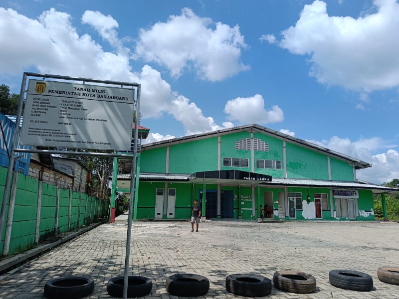 TERBENGKALAI: Pasar Laura di Kelurahan Landasan Ulin Utara yang belum digunakan dan terbengkalai, Rabu (2/7).