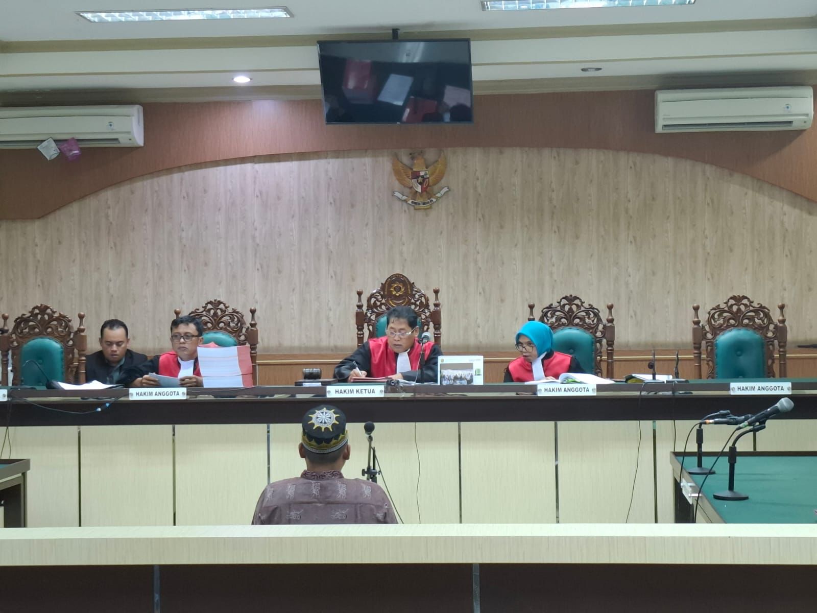 KORUPSI: Terdakwa M Dika Irawan mantan Relationship Manager (RM) Program kantor BRI cabang Kotabaru menjalani sidang dakwaan di PN Tipikor Banjarmasin, Rabu (2/7). (Muhammad Oscar Fraby)