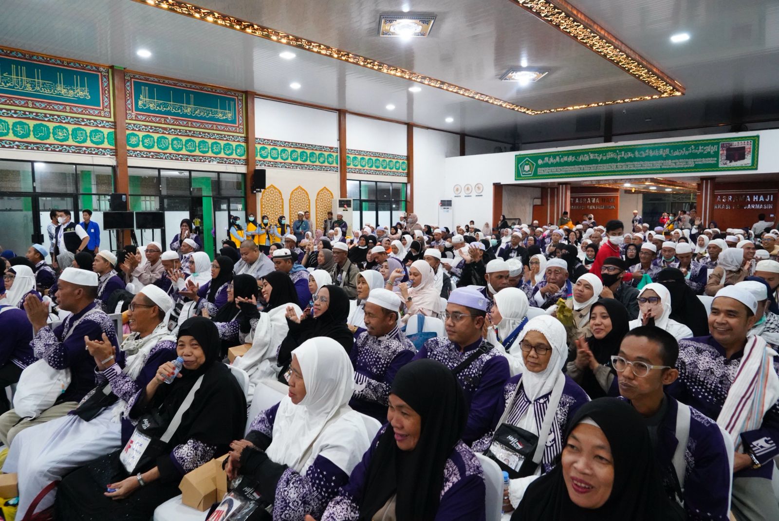 BERDUKA : Jemaah haji kloter 10 Embarkasi Banjarmasin saat membacakan foa untuk almarhum Lutfi Inani yang wafat saat oerjalanan pulang ke Banua (Grup WAKemenag Kalsel)