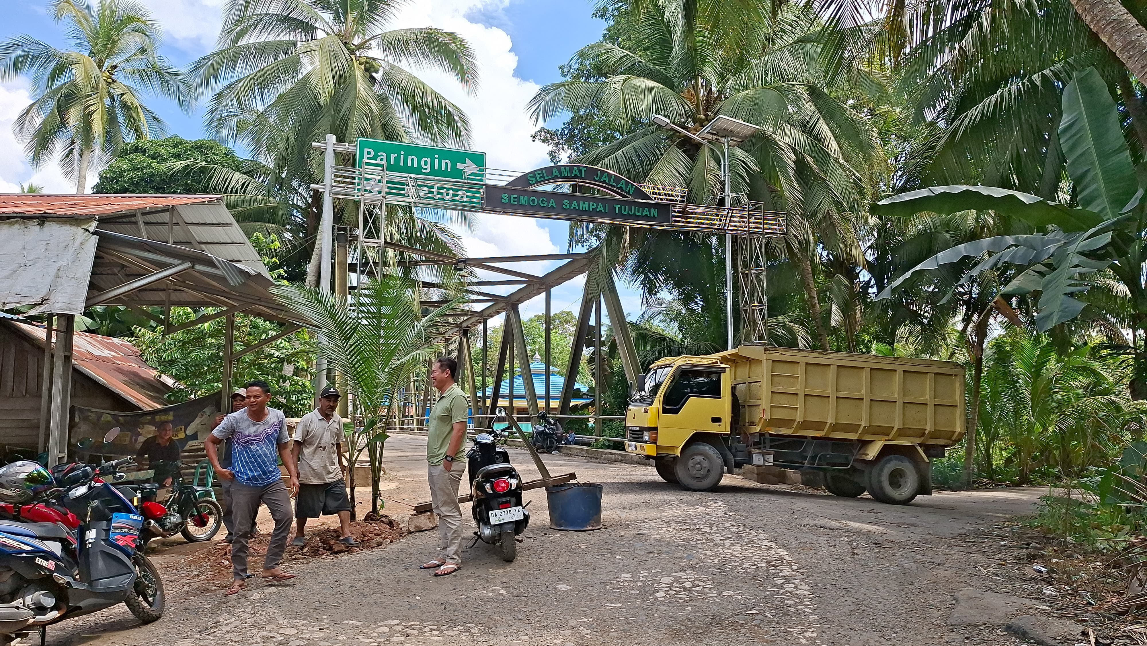 MEMPRIHATINKAN: Kondisi jalan rusak di Lampihong yang sempat ditutup warga. (Saiful untuk Radar Banjarmasin)