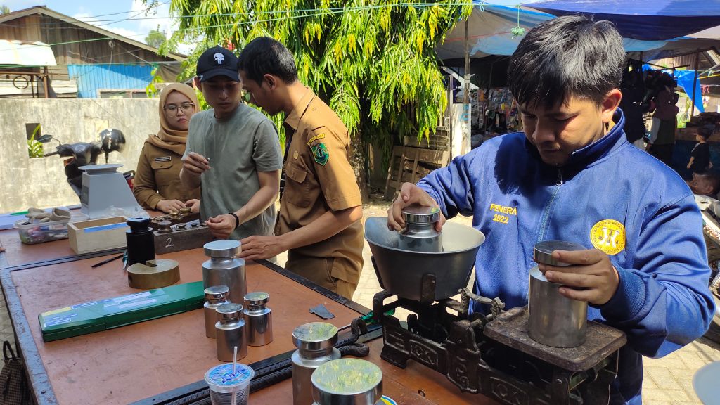LEGAL: Unit Metrologi Legal Diskuperindag HSU, melaksanakan kegiatan tera ulang di Pasar Selasa Desa Sungai Turak, Kabupaten HSU. (Foto: Istimewa untuk Radar Banjarmasin)