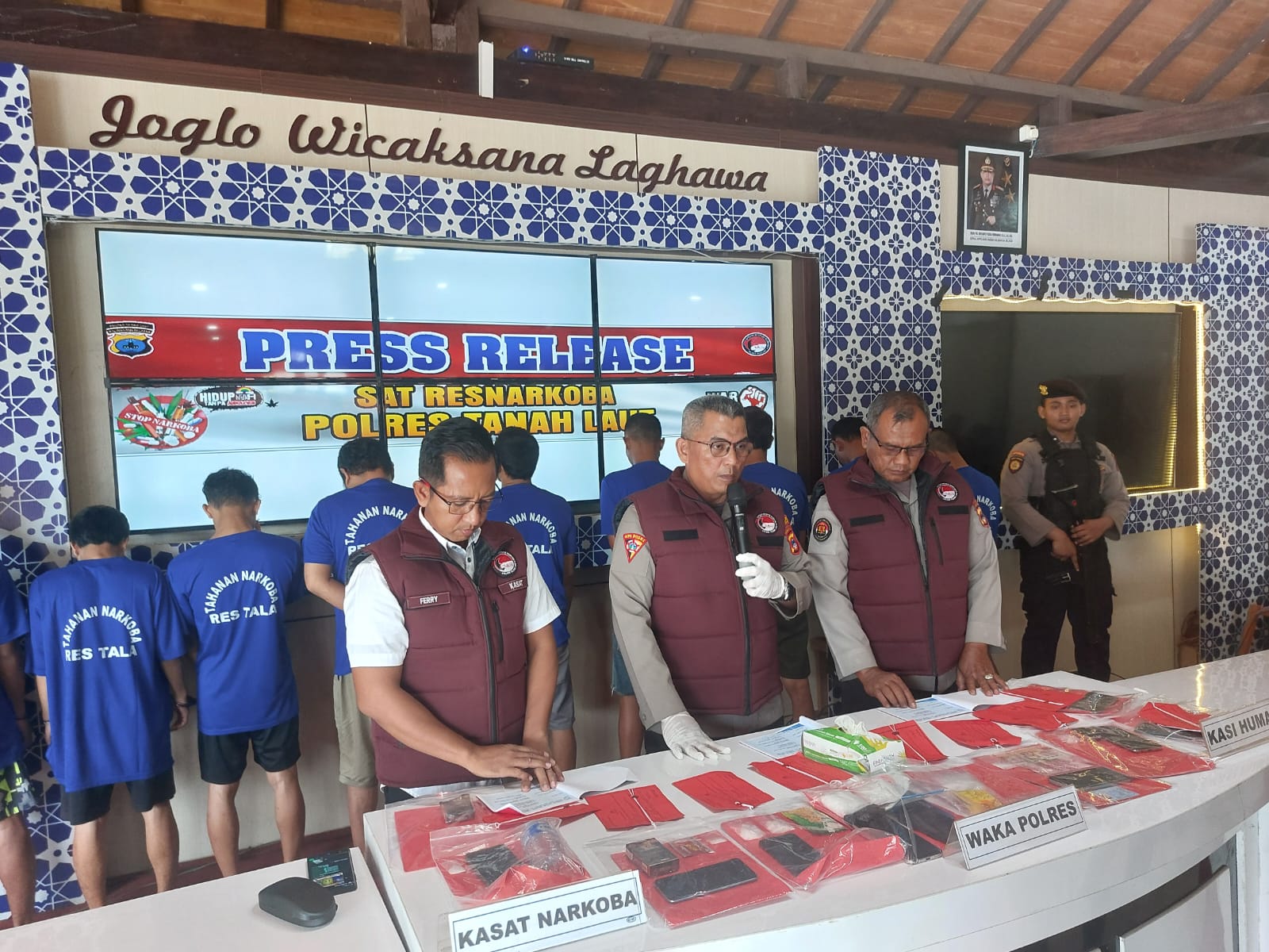 PAPARKAN : Wakapolres Tala Kompol Andri Hutagalung saat memaparkan Operasi Antik Intan 2025 yang digelar pada 17-30 Juni lalu. (Foto : Norsalim Yahya/Radar Banjarmasin)