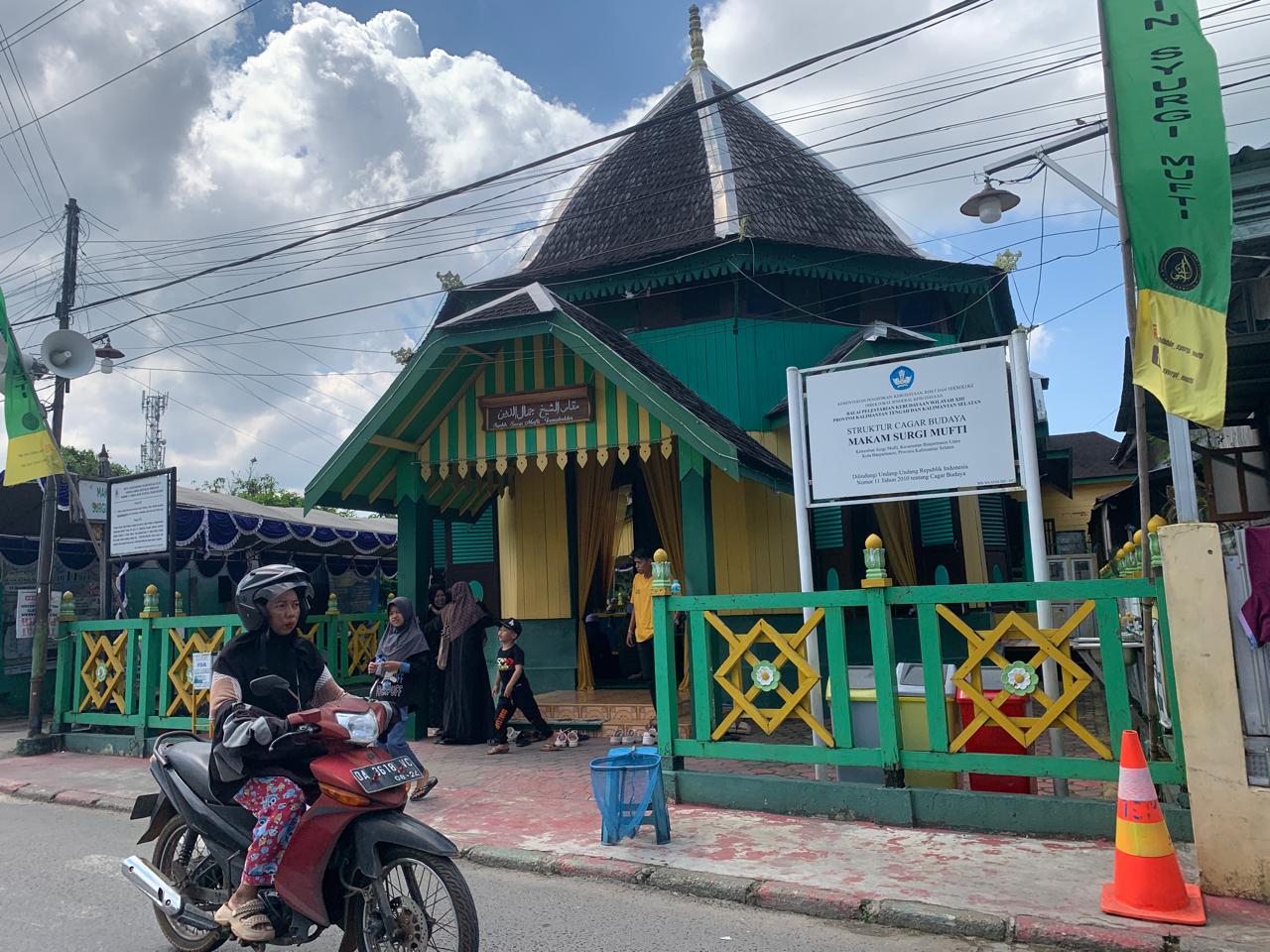 Saat air sungai pasang, kawasan Makam Syekh Jamaluddin Al-Banjari atau Datu Surgi Mufti tergenang air.(Endang/Radar Banjarmasin)