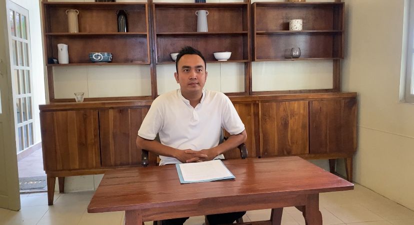 Muhammad Zaini memberikan klarifikasi terkait tuduhan serius yang dialamatkan pada manajemen Hotel Best World Kindai Banjarmasin. (Maulana/Radar Banjarmasin)