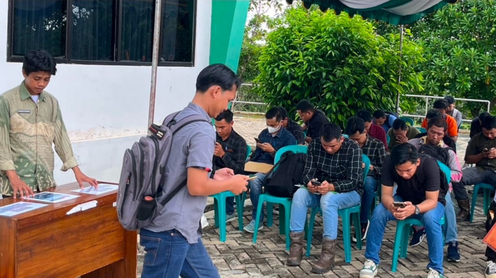 ANTRE: Peserta walk-in interview antre untuk mengikuti seleksi kerja di halaman Kantor Disnakertrans Tanah Bumbu. (Foto: Disnakertrans untuk Radar Banjarmasin)