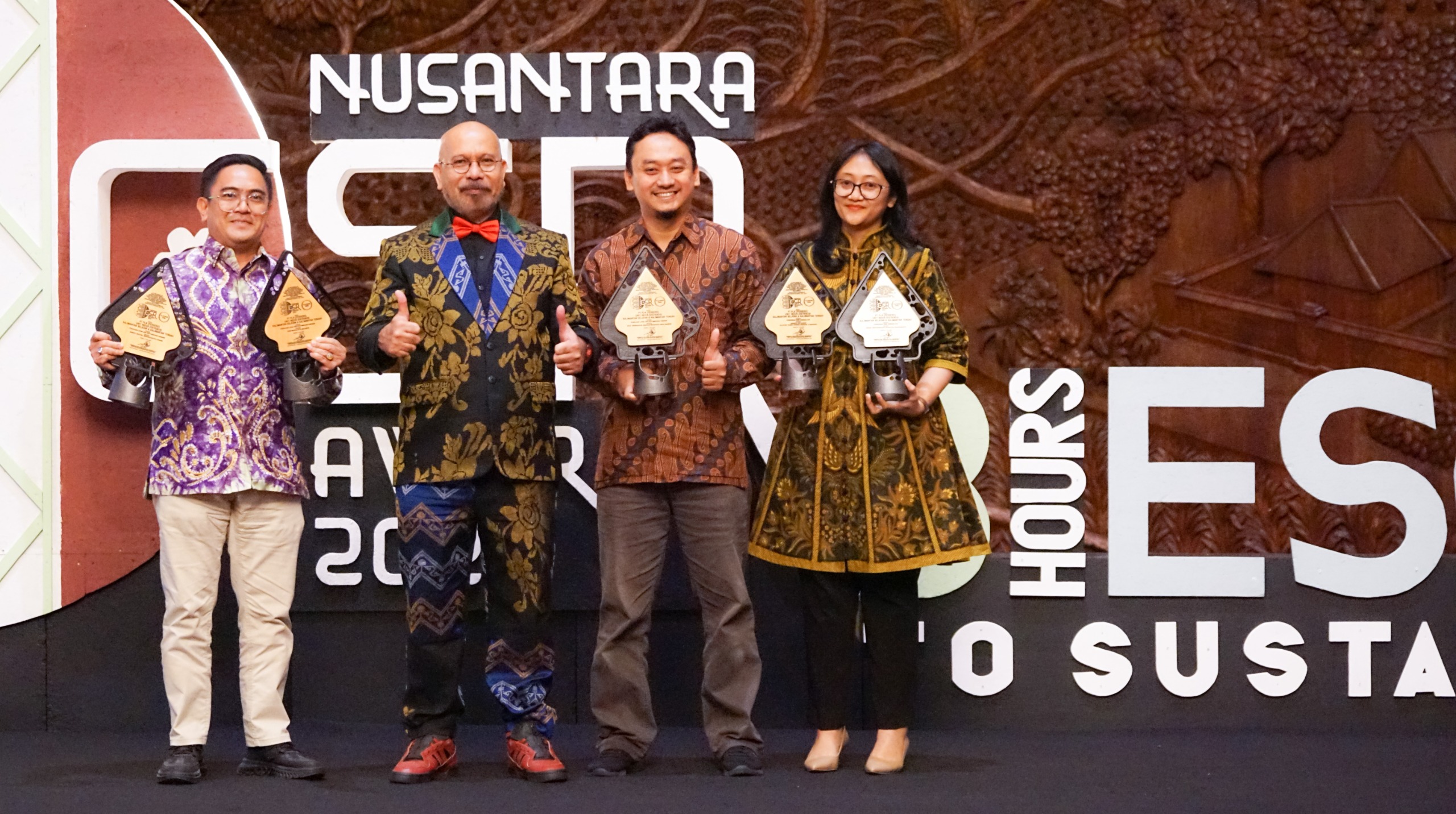 MOMEN:Manajer Komunikasi dan TJSL PLN UID Kalselteng, Ahmad Humaidi (kiri) dan jajaran memegang lima penghargaan Platinum Nusantara CSR Awards 2025.(Foto-foto:PLN UID Kalselteng)