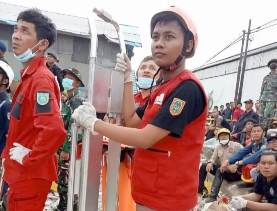 RELAWAN: Muhammad Aboe Dzar Al-Ghifary, mahasiswa asal Banjarbaru yang terjun ke dunia emergency sebagai sopir ambulans gratis.