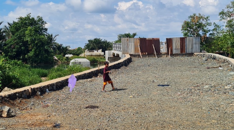 BELUM RAMPUNG: Salah satu proyek Dinas PUPR Kota Banjarmasin, jembatan gantung penghubung kawasan Cemara Raya dan Sungai Andai.