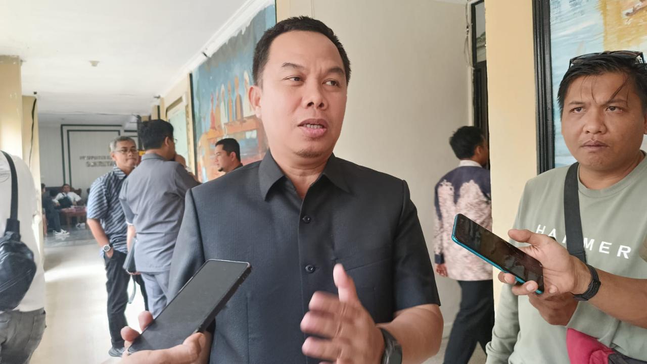 SAMPAIKAN TEGURAN: Sekdako Banjarmasin Ikhsan Budiman minta para kepala dinas menghadiri rapat yang diikuti wali kota dan wawali, bukan mengirim perwakilan.(Foto : Endang/Radar Banjarmasin)