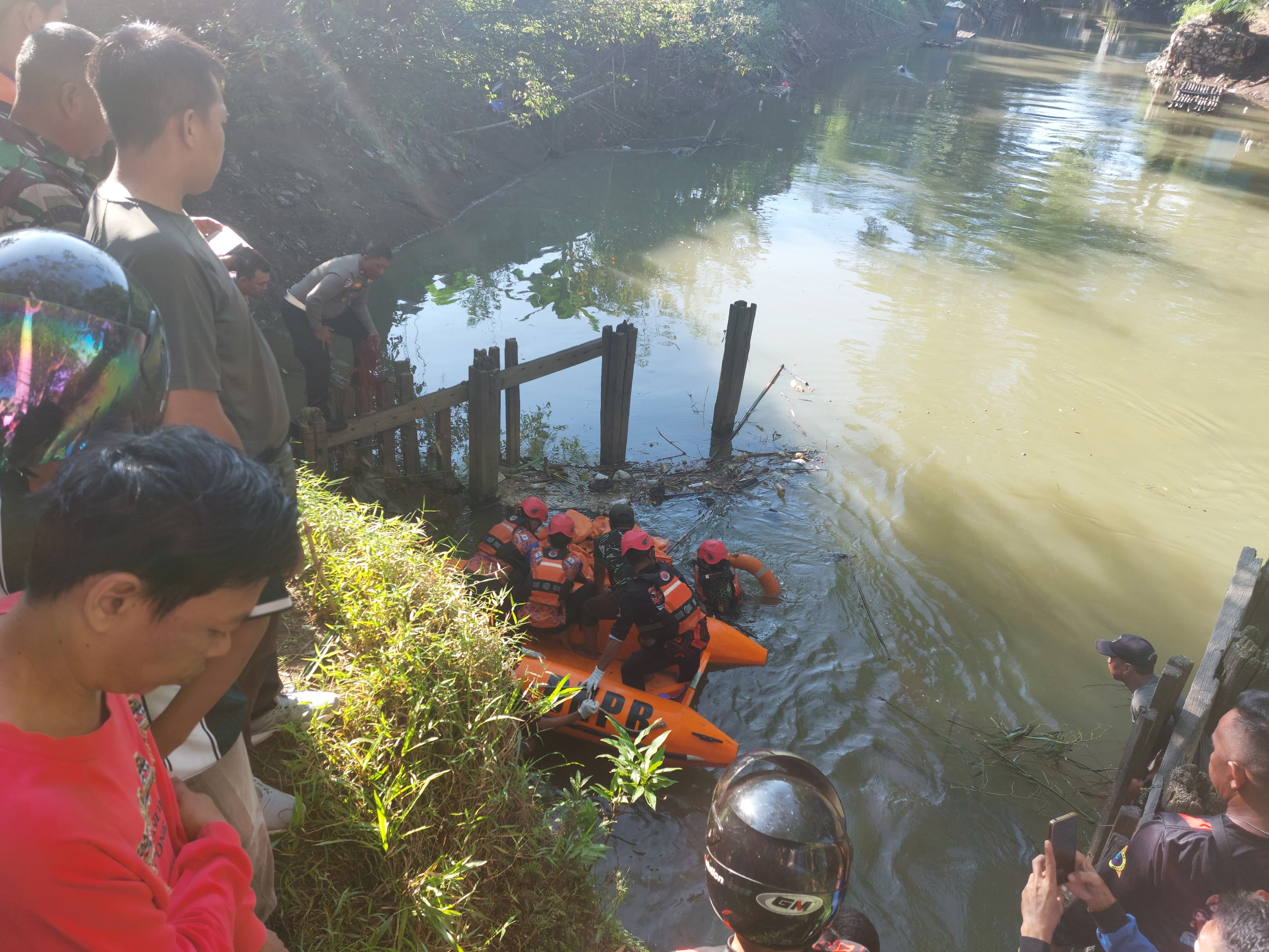 EVAKUASI: Jasad Baniansyah (59) tahun dievakuasi tim gabungan, Jumat (4/7/2025). (Foto: Jamaluddin/Radar Banjarmasin)
