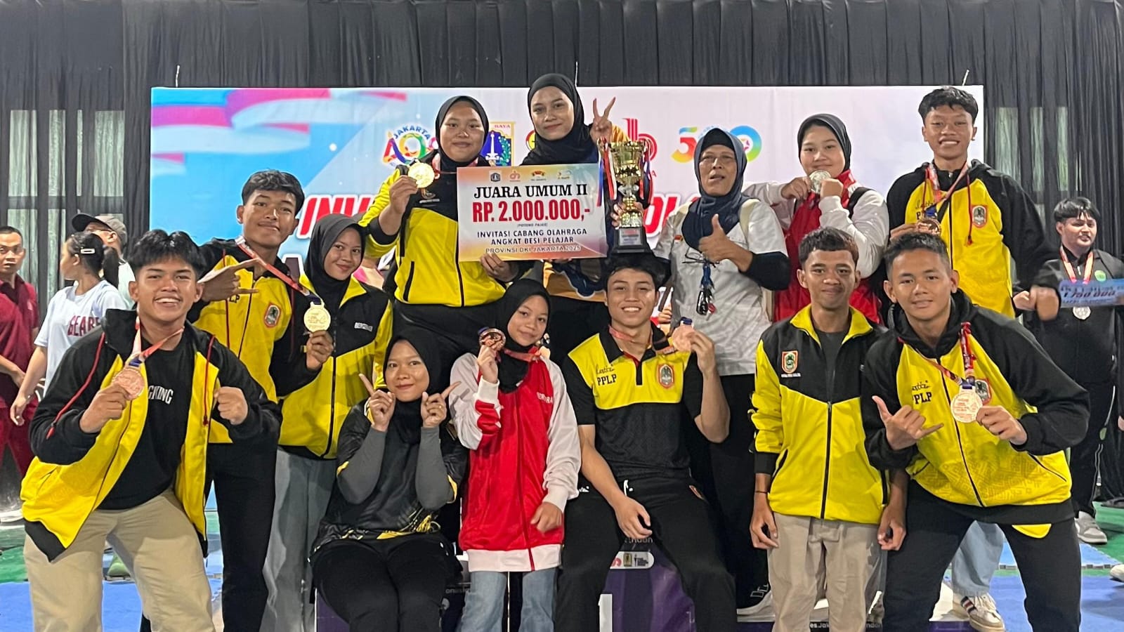 ANGKAT BESI: Kontingen angkat besi Kalsel foto bersama usai laga terakhir di Invitasi U-15 dan U-18 DKI Jakarta 2025. (dok PABSI Kalsel)