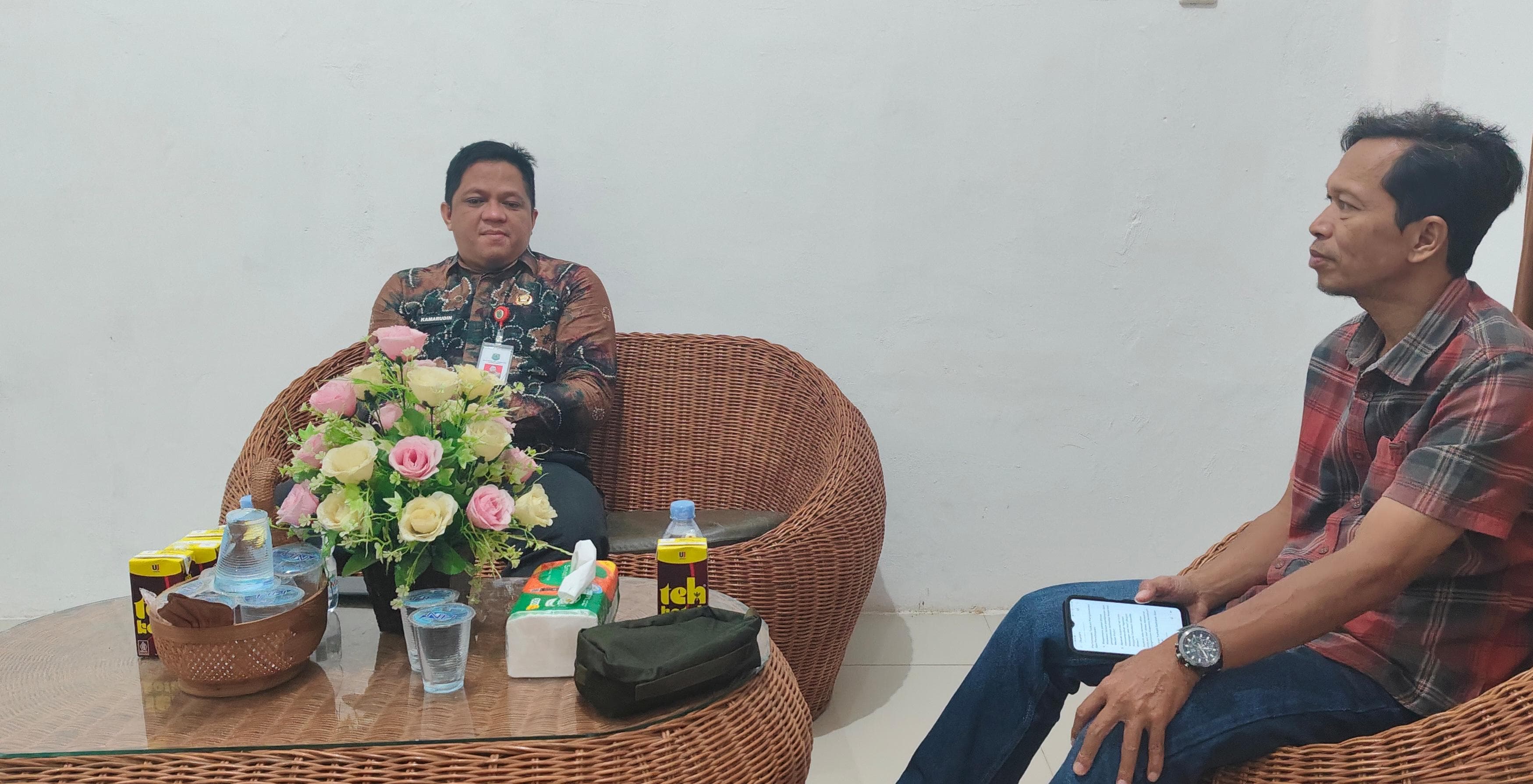 MENJAWAB: Kadis Kuperindag HSU Kamaruddin (kiri) ketika diwawancarai awak media di ruang kerjanya, Kamis (4/7/2025). (Foto: M.Akbar/Radar Banjarmasin)