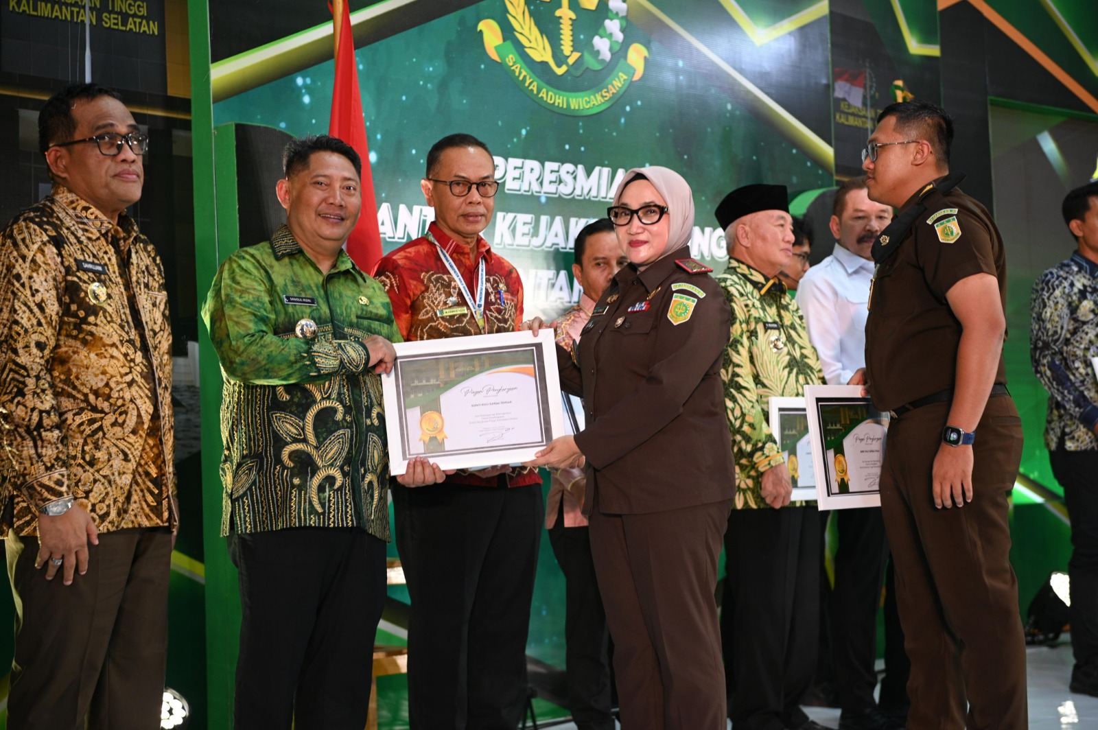 TERIMA PENGHARGAAN: Bupati HST Samsul Rizal terima penghargaan dari Kejati Kalsel.