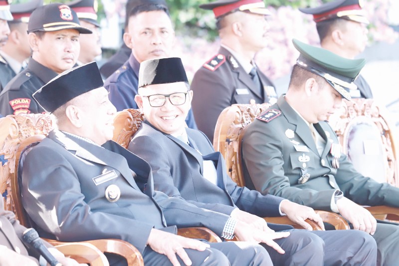 AKRAB: Ketua DPRD Tala H Khairil Anwar berbincang dengan Wakil Bupati Tala H Muhammad Zazuli. (Foto : Humas DPRD Tala untuk Radar Banjarmasin)