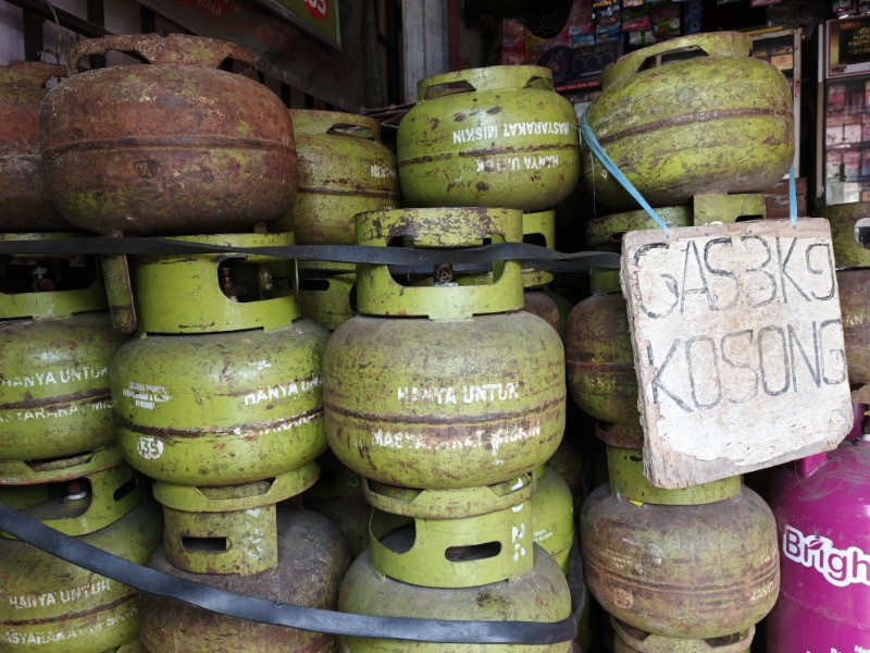 HABIS: Tumpukan tabung gas elpiji 3 kg kosong di salah satu warung eceran di Martapura.