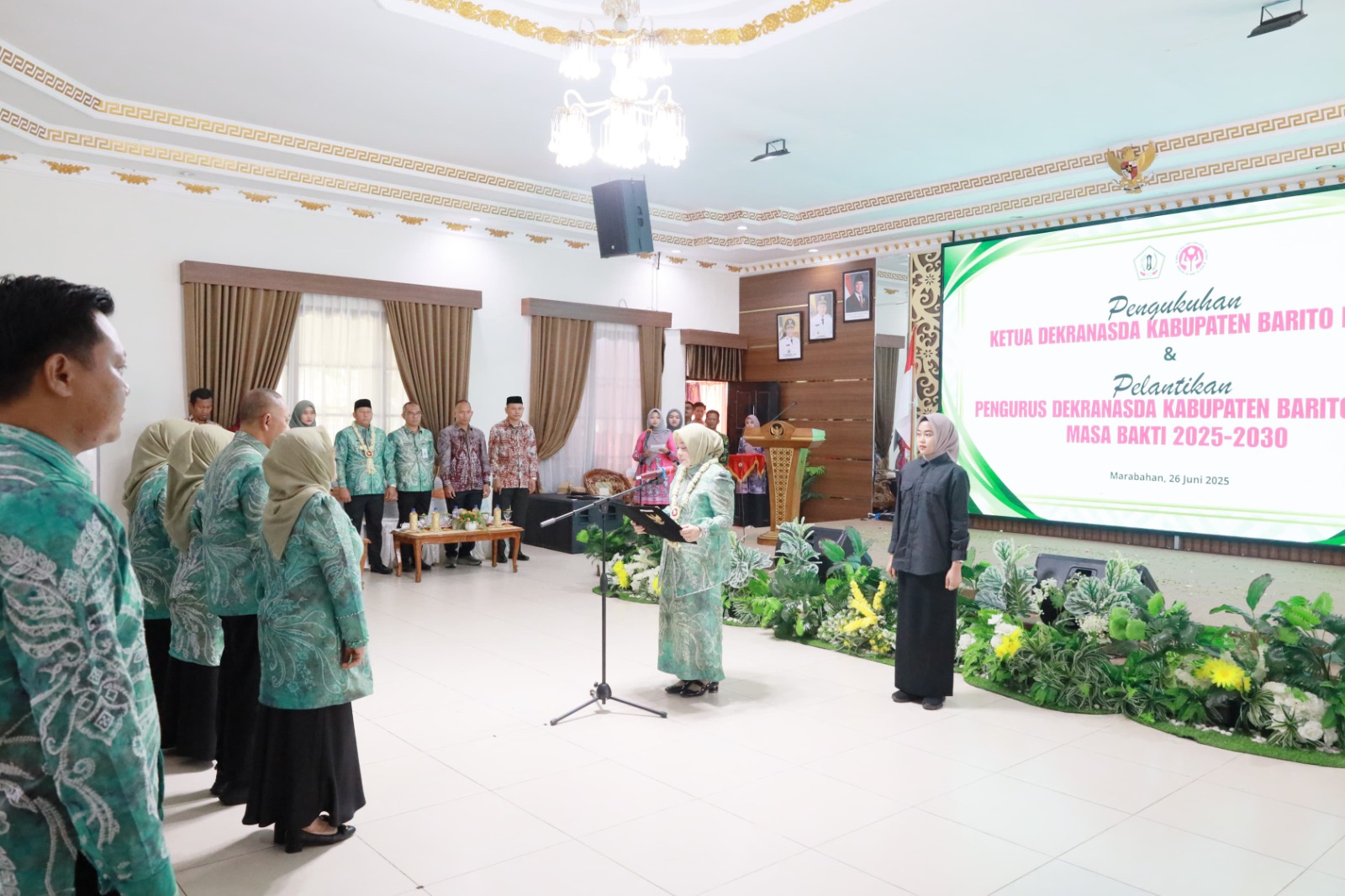 MELANTIK:Noor Hayati Bahrul Ilmi Ketua Dewan Kerajinan Nasional Daerah (Dekranasda) Kabupaten Barito Kuala, melantik para pengurusnya.